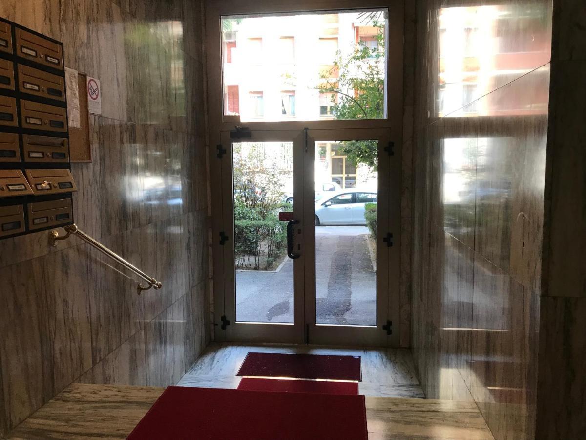 Studio 25 Apartment - Near Metro M3 Milan Bagian luar foto